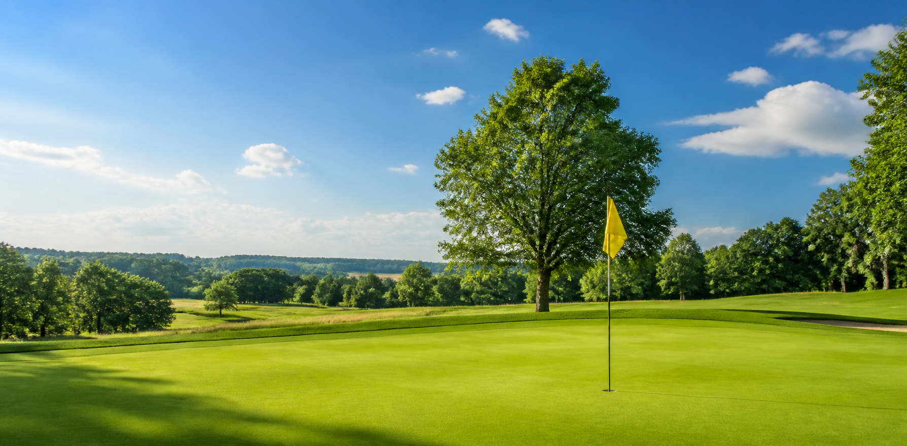 Sommerlicher Golfplatz mit gelber Fahne